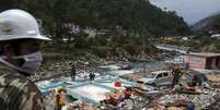 Militares nepaleses procuram corpos em meio a detroços de prédios destruídos por terremoto no vilarejo de Singati. 15/05/2015  Foto: Athit Perawongmetha / Reuters