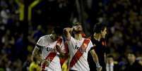 Atletas do River Plate sofreram com gás de pimenta lançado na saída do vestiário da Bombonera  Foto: Juan Mabromata / AFP