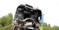 Destroços de um trem que colidiu com um veículo agrícola na Alemanha  Foto: Marcel Kusch / AP