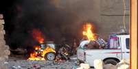 Carros em chamas durante combate na cidade iraquiana de Ramadi  Foto: Reuters