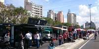 Food trucks e barracas de comida atraem público para o Minhocão   Foto: Rui Eltemar de Souza / vc repórter