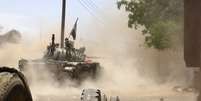 Combatentes usam tanque para atacar cidade de Áden, no Iemên  Foto: Stringer / Reuters