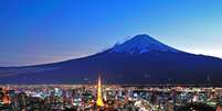Monte Fuji - Apesar de ficar na cidade de Honshu, o Monte Fuji pode ser visto a oeste da capital do Japão em dias de céu limpo. O monte é a mais alta montanha do país e uma das mais famosas do mundo, além de ser um vulcão ativo, porém com baixo risco de erupção  Foto: skyearth/Shutterstock