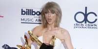 Taylor Swift posa com seus prêmios após evento da Billboard. 17/05/2015  Foto: L / Reuters