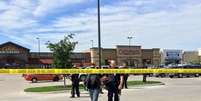 Policial escoltando um homem na cena do tiroteio em Waco, no Texas.  Foto: Waco Police Department / Reuters