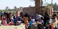 Várias pessoas deslocadas fugindo da violência em Ramadi chegam aos arredores de Bagdá, no Iraque, no domingo. 17/05/2015  Foto: Stringer / Reuters