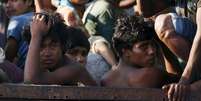 Imigrantes a bordo de barco interceptado pela Marinha tailandesa perto da ilha de Koh Lipe. 16/05/2015  Foto: Olivia Harris / Reuters