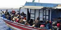 Imigrantes que tentavam chegar à Europa voltam para Líbia após barco ser interceptado pela guarda costeira líbia em Khoms. 6/5/2015.  Foto: Aymen Elsahli / Reuters
