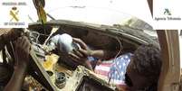 Africano é achado em painel de carro ao tentar entrar na Espanha  Foto: Daily Mail / Reprodução