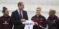 Príncipe William ganha das jogadoras do time de futebol da Inglaterra uma camisa com o nome da sua filha, a princesa Charlotte  Foto: Bradley Ormesher / Reuters