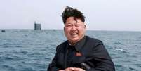 Kim Jong Un, em frente a um submarino, para acompanhar teste de lançamento de míssil no começo de maio  Foto: KCNA / Reuters