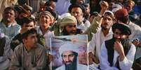 Membros da al-Qaeda segurando foto de Osama bin Laden após notícia da sua morte, em Quetta, no Paquistão.   02/05/2011  Foto: Naseer Ahmed / Reuters