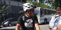 O aposentado Mário Luiz Vides, de 60 anos, foi até o cemitério Israelita do Caju, na Zona Portuária, em sua bicicleta  Foto: Juliana Prado / Especial para Terra