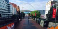 A bomba está localizada a 200 metros do estádio de Wembley; área foi isolada pela polícia   Foto: Eduardo Santos / vc repórter