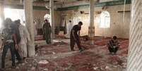 Pessoas analisam destroços após ataque em mesquita saudita Imam Ali.  22/5/2015.  Foto: Stringer / Reuters
