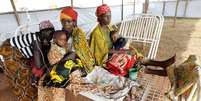 Pacientes refugiados de Burundi aguardam tratamento numa clínica improvisada em Kigoma, no oeste da Tanzânia. 19/05/2015  Foto: Thomas Mukoya / Reuters