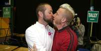 Casal se beija durante votação na Irlanda  Foto: AFP