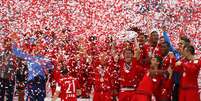Jogadores levantam o trof&eacute;u do Alem&atilde;o em meio a muita festa ap&oacute;s vit&oacute;ria por 2 a 0 sobre o Mainz  Foto: Michael Dalder / Reuters