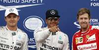 Hamilton larga na pole, à frente de Nico Rosberg e Sebastian Vettel  Foto: Luca Bruno / AP