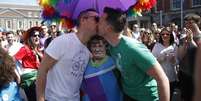 Homens se beijam em comemoração pela aprovação do casamento entre pessoas do mesmo sexo na Irlanda  Foto: AP