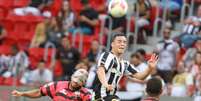 Lulinha disputa bola no alto contra a defesa do Atlético-GO  Foto: Carlos Costa / Futura Press