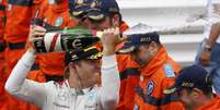 Rosberg faz a festa ap&oacute;s triunfo em M&ocirc;naco  Foto: Luca Bruno / AP
