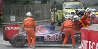 Funcionários retiram carro da Toro Rosso após acidente  Foto: Robert Pratta / Reuters