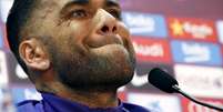 Daniel Alves ainda não definiu se ficará no Barcelona; contrato acaba no fim de junho  Foto: Gustau Nacarino / Reuters