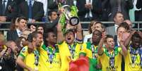 Jogadores do Norwich City levantam troféu após vitória sobre o Middlesbrough, que deu ao time o acesso à primeira divisão do Campeonato Inglês. 25/05/2015  Foto: Action Images / Reuters
