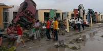 Casas e carros ficaram destruídos após a passagem de um tornado na cidade mexicana de Ciudad Acuna   Foto: Reuters / Ramiro Gomez
