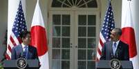 Primeiro-ministro do Japão, Shinzo Abe (esquerda), e o presidente norte-americano, Barack Obama, concedem entrevista coletiva na Casa Branca, em Washington, nos Estados Unidos, em abril. 28/04/2015  Foto: Kevin Lamarque / Reuters