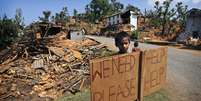 Doadores internacionais se comprometeram a ajudar financeiramente Nepal após terremotos de 2014  Foto: Niranjan Shrestha / AP