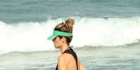 Fernanda Lima corre na praia do Leblon, no RJ, nesta terça-feira (26)  Foto: J. Humberto / AgNews
