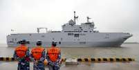 Militares chineses observando navio em Xangai.   090/05/2015  Foto: Stringer / Reuters