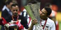 Bacca beija o troféu da Liga Europa  Foto: Odd Andersen / AFP