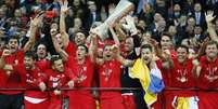 Jogadores do Sevilla comemoram título da Liga Europa após vitória sobre o Dnipro no Estádio Nacional de Varsóvia, na Polônia. 27/05/2015  Foto: Stefan Wermuth / Reuters
