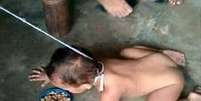 Mãe é detida por foto de bebê comendo no chão de coleira   Foto: Daily Mail / Reprodução