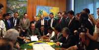 Eduardo Cunha (sentado na ponta) com integrantes do MBL e deputados de oposição  Foto: Facebook / Reprodução