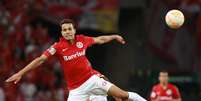 Nilmar começou como titular, mas deixou campo após trombada com adversário do Santa Fe  Foto: Silvio Ávila / EFE