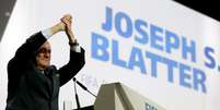 Blatter uniu os braços e gritou "Let's go, Fifa" em seu 1º discurso após reeleição  Foto: Alexander Hassenstein / Getty Images 