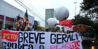 Manifestantes fecharam a avenida Nações Unidas, na zona sul  Foto: Marcos Bezerra / Futura Press