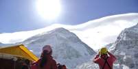 Alpinistas olhando para o Monte Everest.   07/11/2014  Foto: Phurba Tenjing Sherpa / Reuters