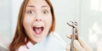 Cora&ccedil;&atilde;o acelerado, m&atilde;os tensas, p&eacute;s que n&atilde;o param de se mexer e sobressaltos a cada movimento n&atilde;o esperado do dentista costumam indicar o medo  Foto: ArtFamily / Shutterstock