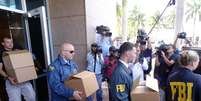 Agentes do FBI fazem operação na sede da Concacaf, em Miami  Foto: Diego Urdaneta / AFP