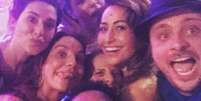 A atriz Fernanda Paes Leme postou foto da turma animada na festa de Ivete Sangalo  Foto: @fepaesleme / Instagram / Reprodução