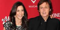 Paul McCartney ao lado de sua terceira mulher, Nancy; o ex-Beatle tem cinco filhos e oito netos  Foto: Getty Images