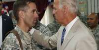 Joe Biden e seu filho, Beau Biden, que serviu o Exército dos Estados Unidos no Iraque, em foto de 2009  Foto: Khalid Mohammed / AP