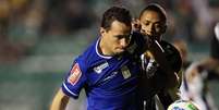 Leandro Damião não conseguiu carregar o Cruzeiro à vitória em Santa Catarina  Foto: Cristiano Andujar/Agif / Gazeta Press