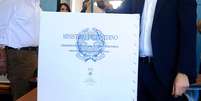 Premi&ecirc; italiano Matteo Renzi deixa seu voto em Pontassieve, perto de Floren&ccedil;a, neste domingo  Foto: Francesco Bellini / AP
