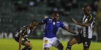 Willians durante Figueirense x Cruzeiro; destempero ao ser expulso do banco  Foto: Eduardo Valente / Gazeta Press